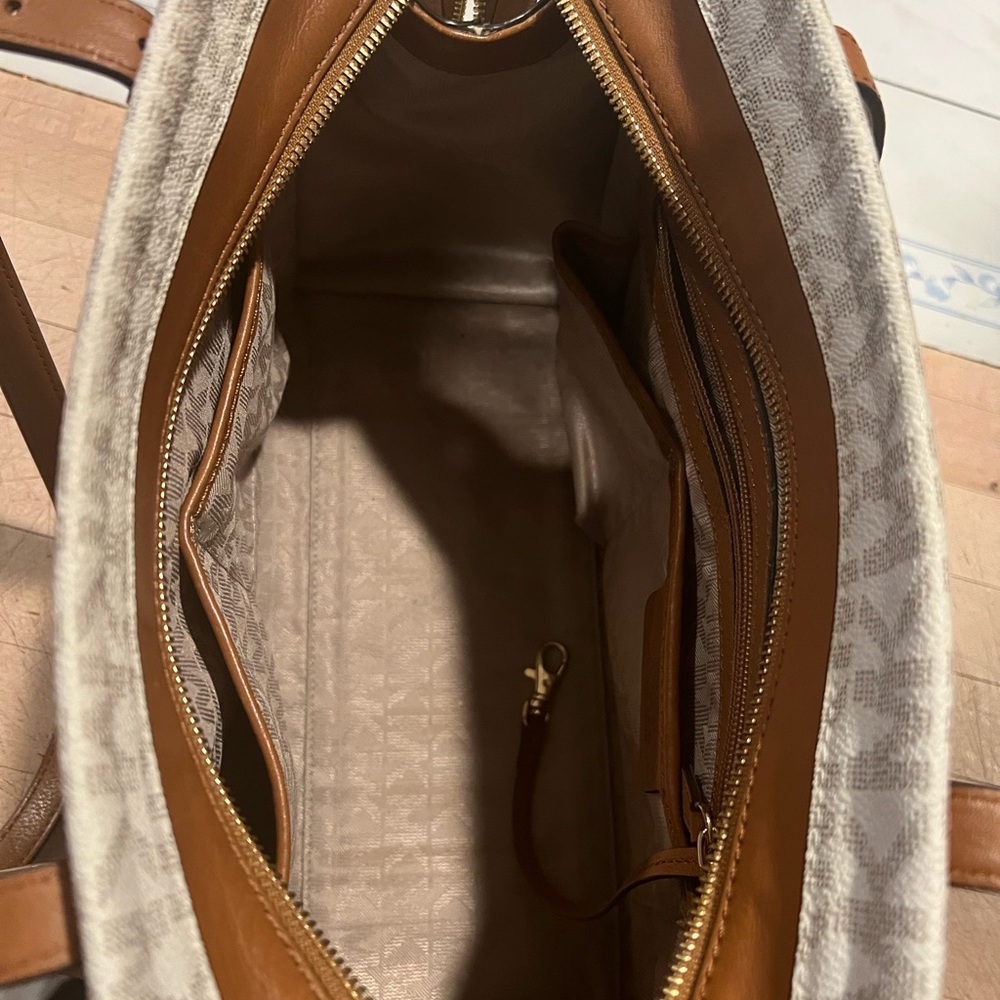 MK purse. - Picture 6 of 6